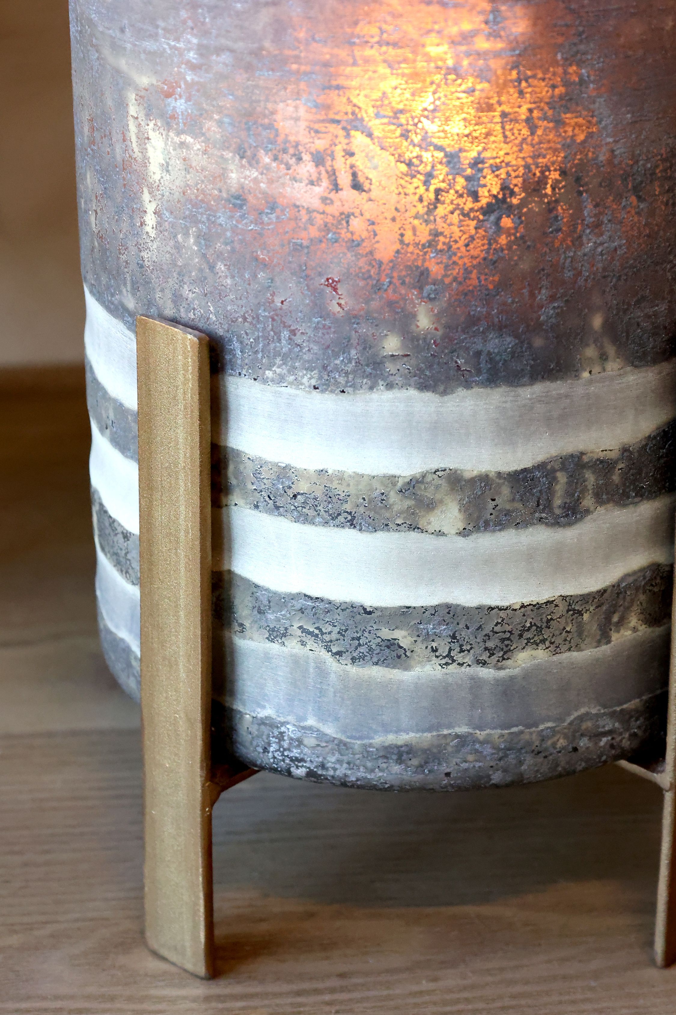 Windlicht auf Fuß aus Glas und Metall, 24 cm hoch
