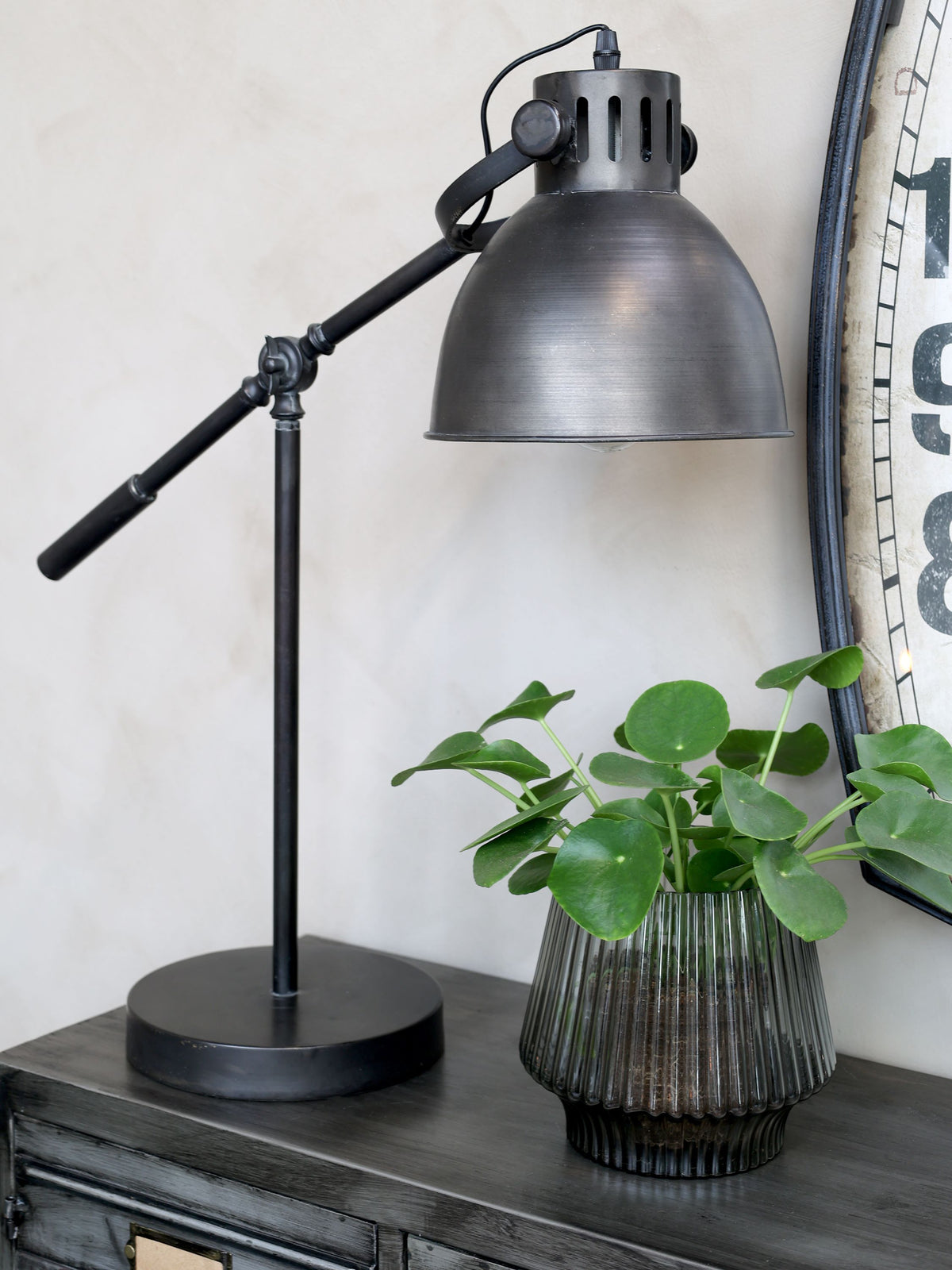 Vase mit Rillen in Kohle, 17 cm hoch