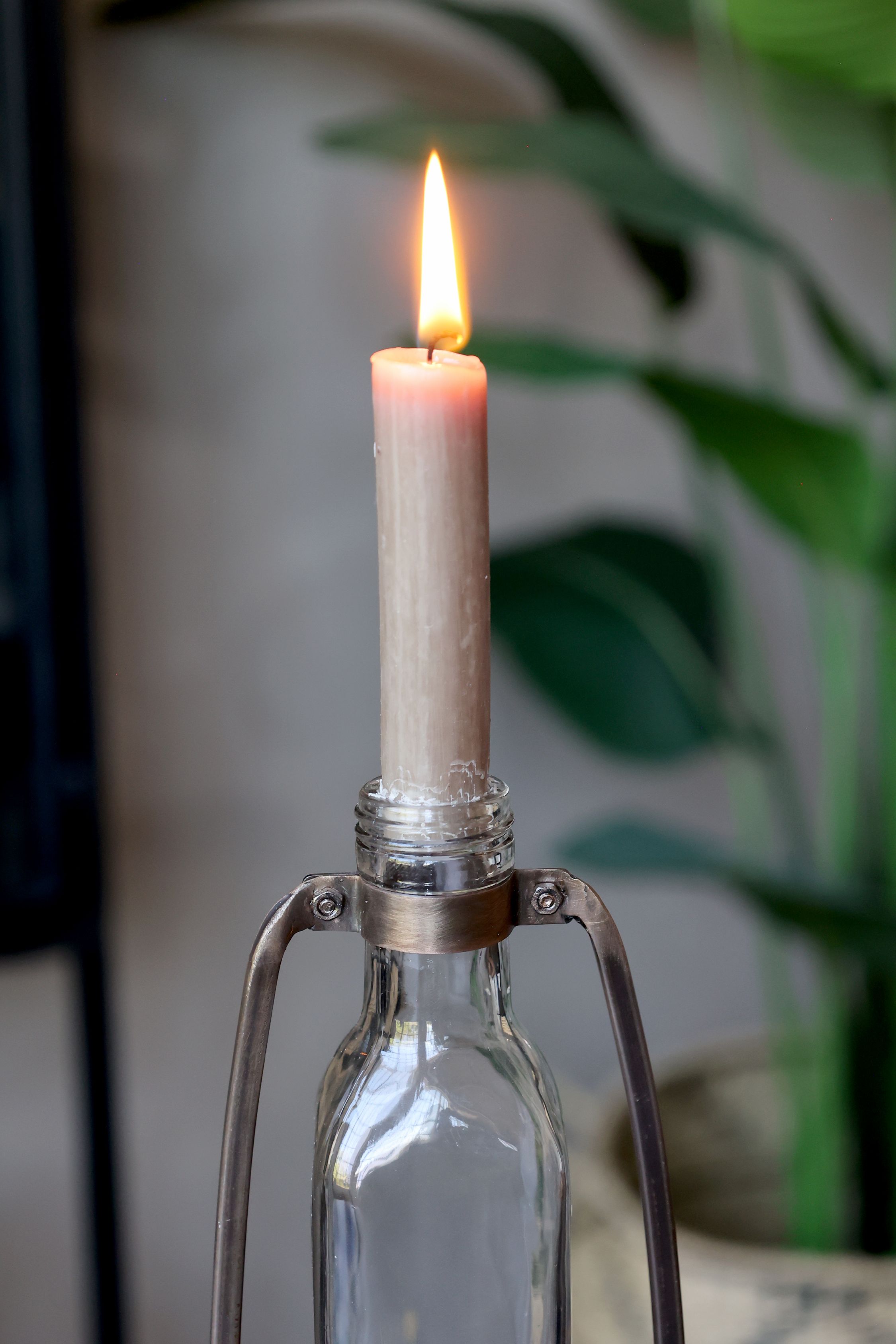 Flasche mit Henkel aus Glas und Eisen, 23,5 cm hoch