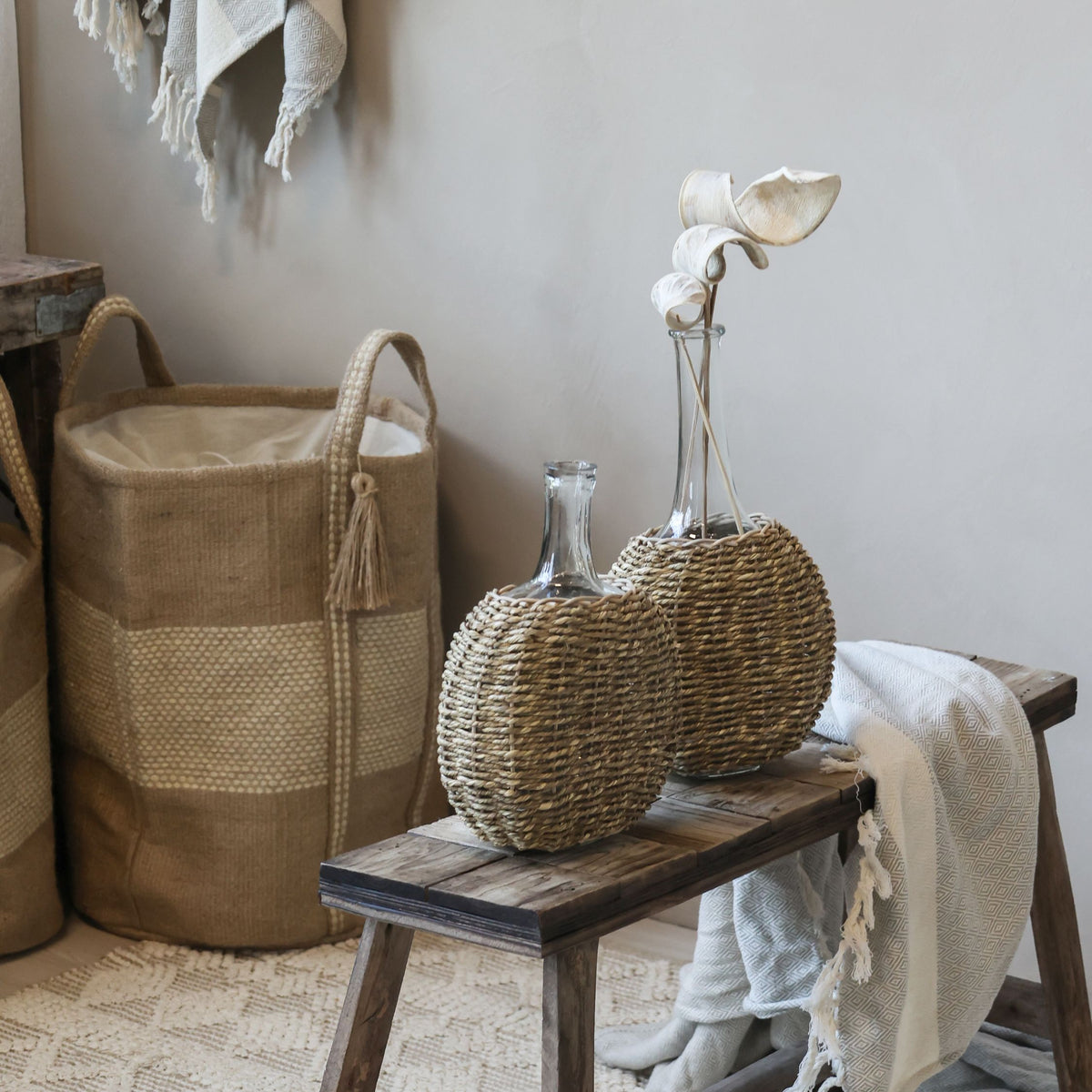 Flasche mit geflochtenem Boden aus Glas und Jute, 35 cm hoch