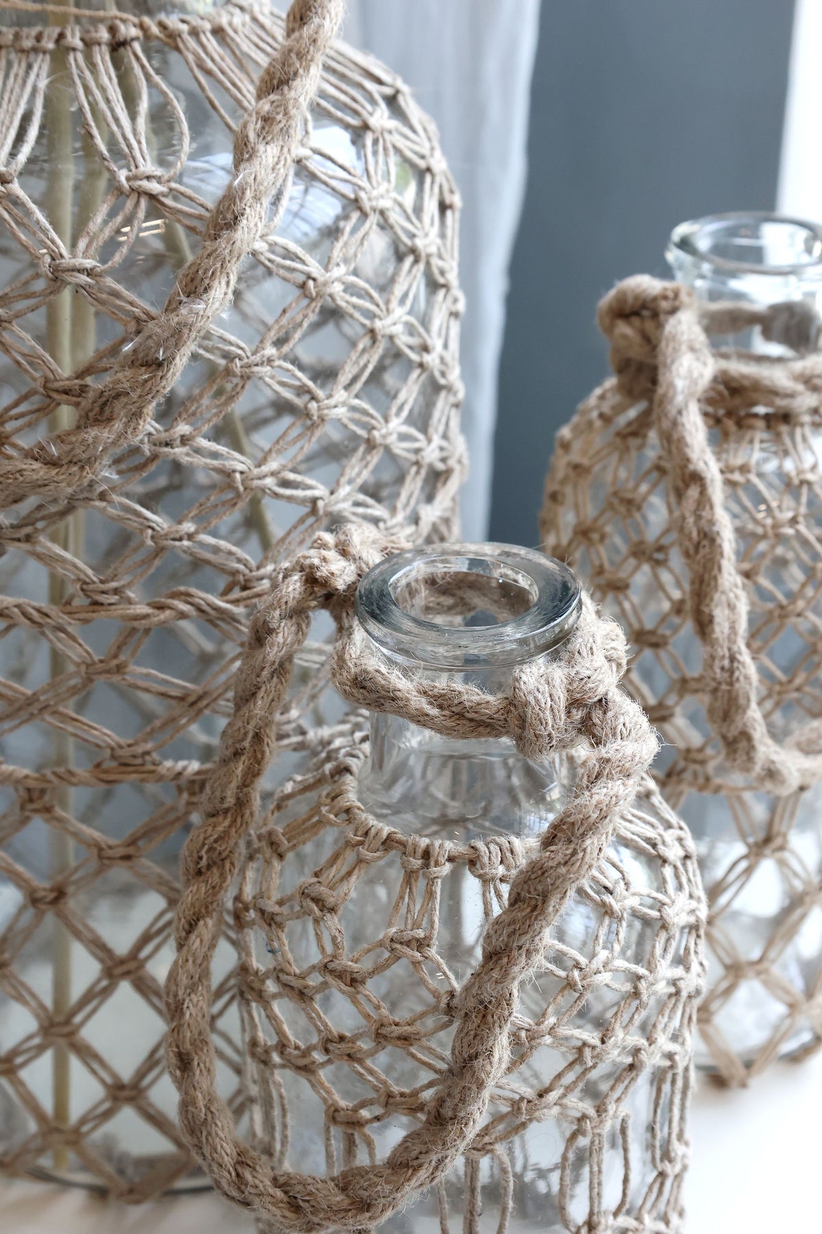 Flasche mit Jutegeflecht und Henkel, 27 cm hoch