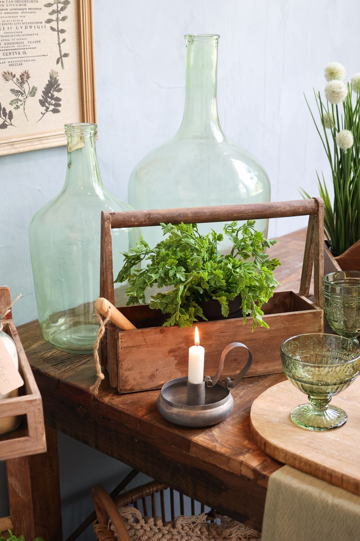 Glasflasche als Vase, 49 cm hoch, 24 cm Durchmesser