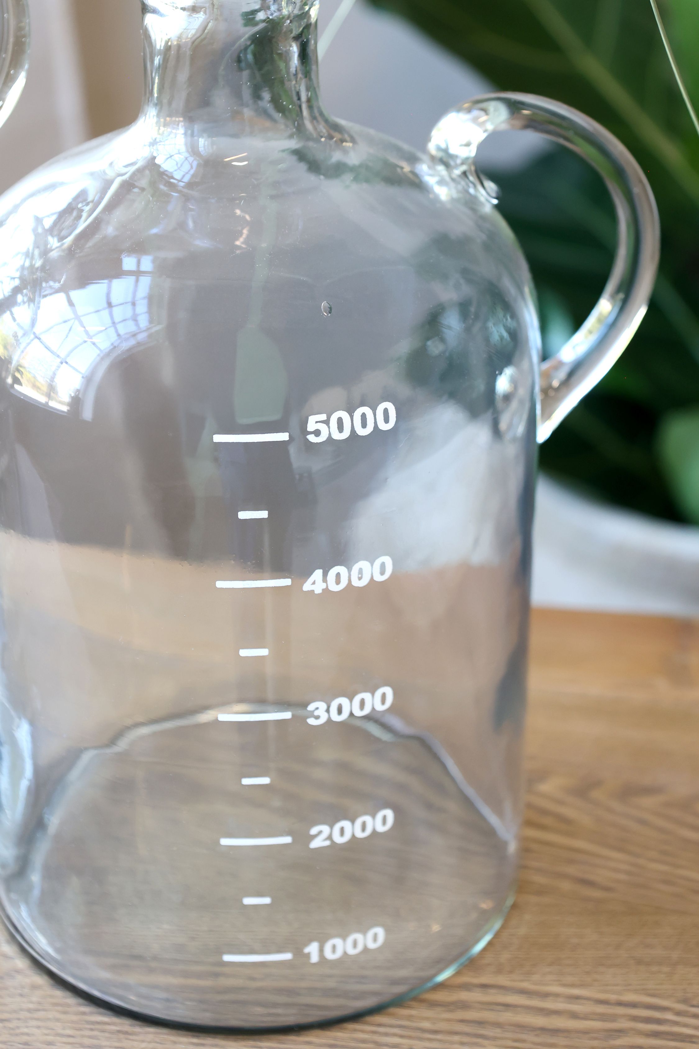 Dekorative Glasflasche als Vase, 32 cm hoch