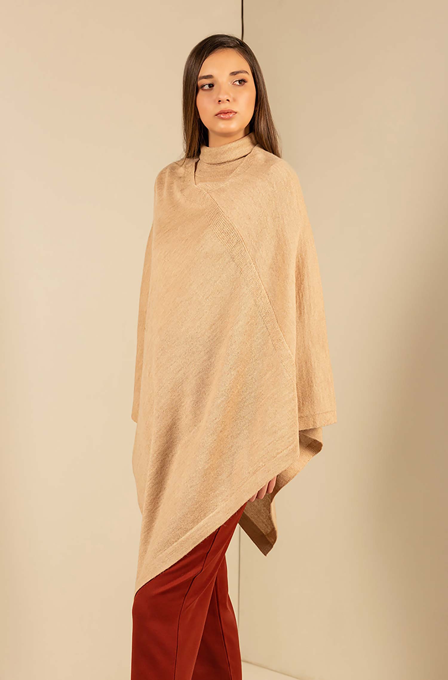 Alpaca basic knitted poncho ALMENDRA KUNA Essentials