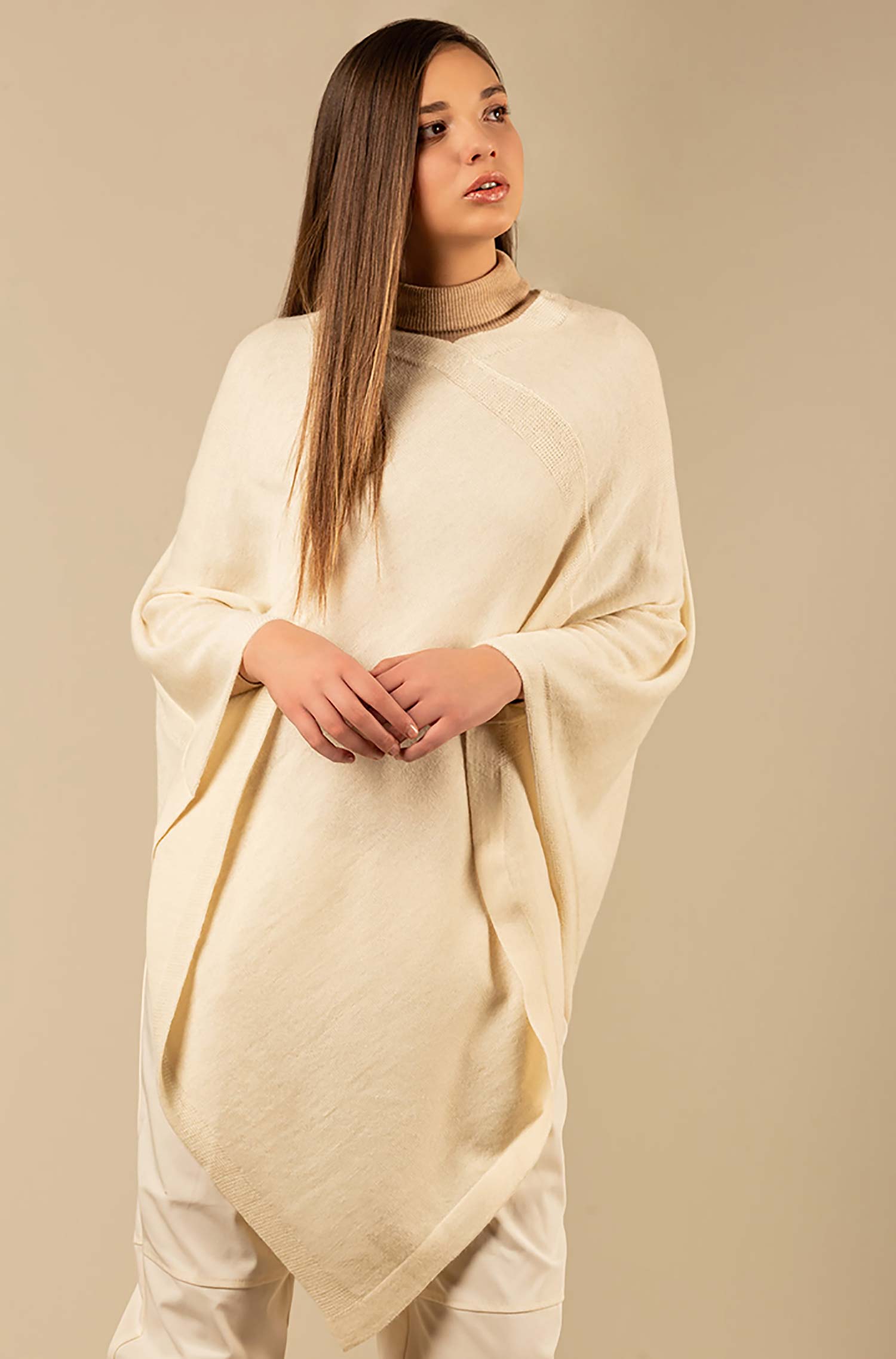 Alpaca basic knitted poncho ALMENDRA KUNA Essentials