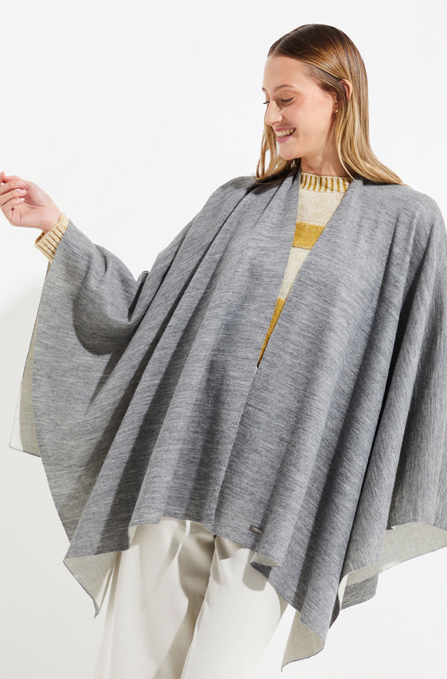 Alpaca poncho TEMIRA made of baby alpaca &amp; silk