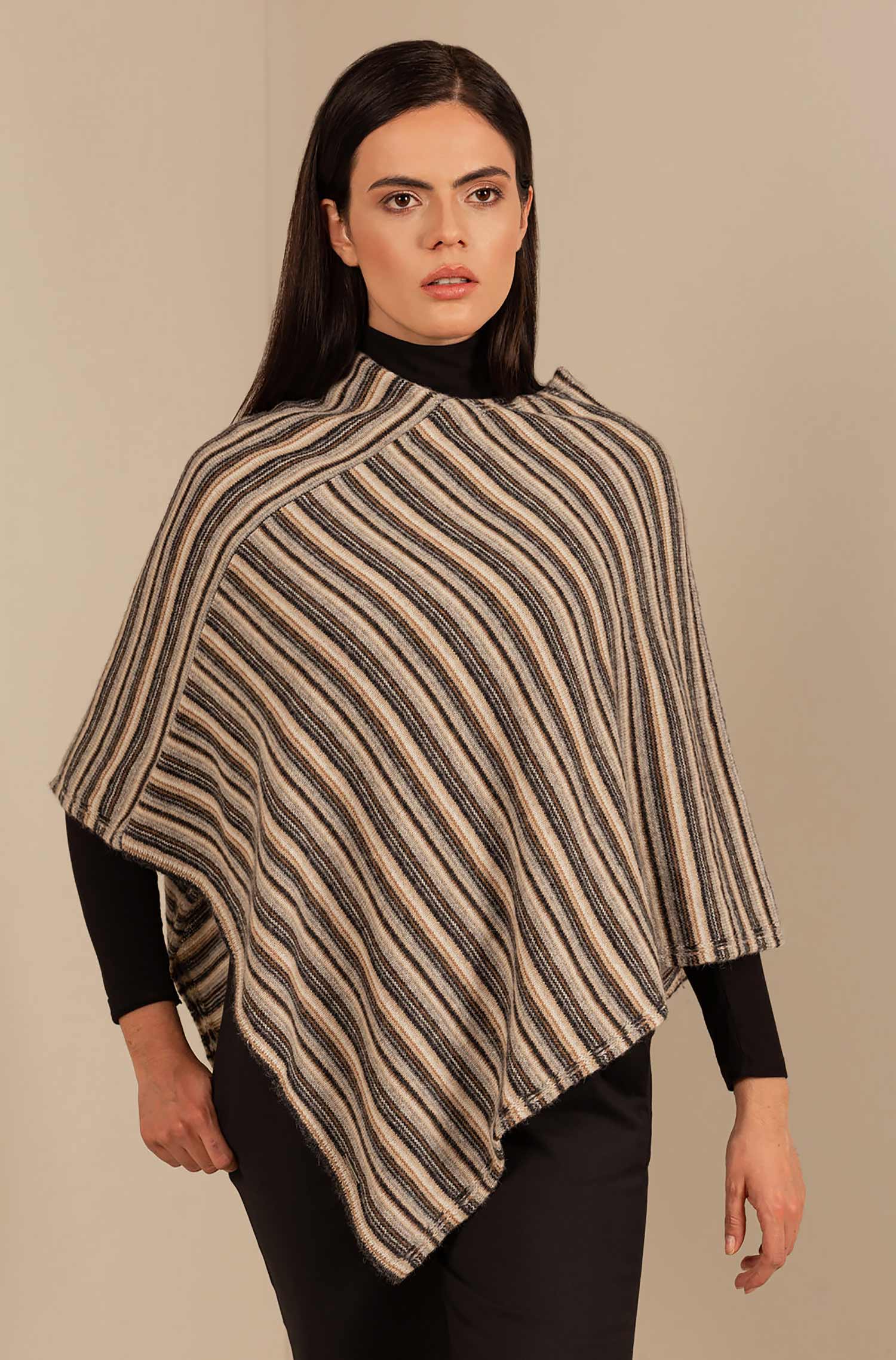 Alpaka Poncho UNEVEN aus 100% Baby Alpaka